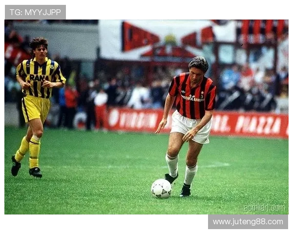 意甲联赛10号球员右脚技艺与创造力的完美展示 意甲联赛10号球员右脚技艺与创造力的完美展示